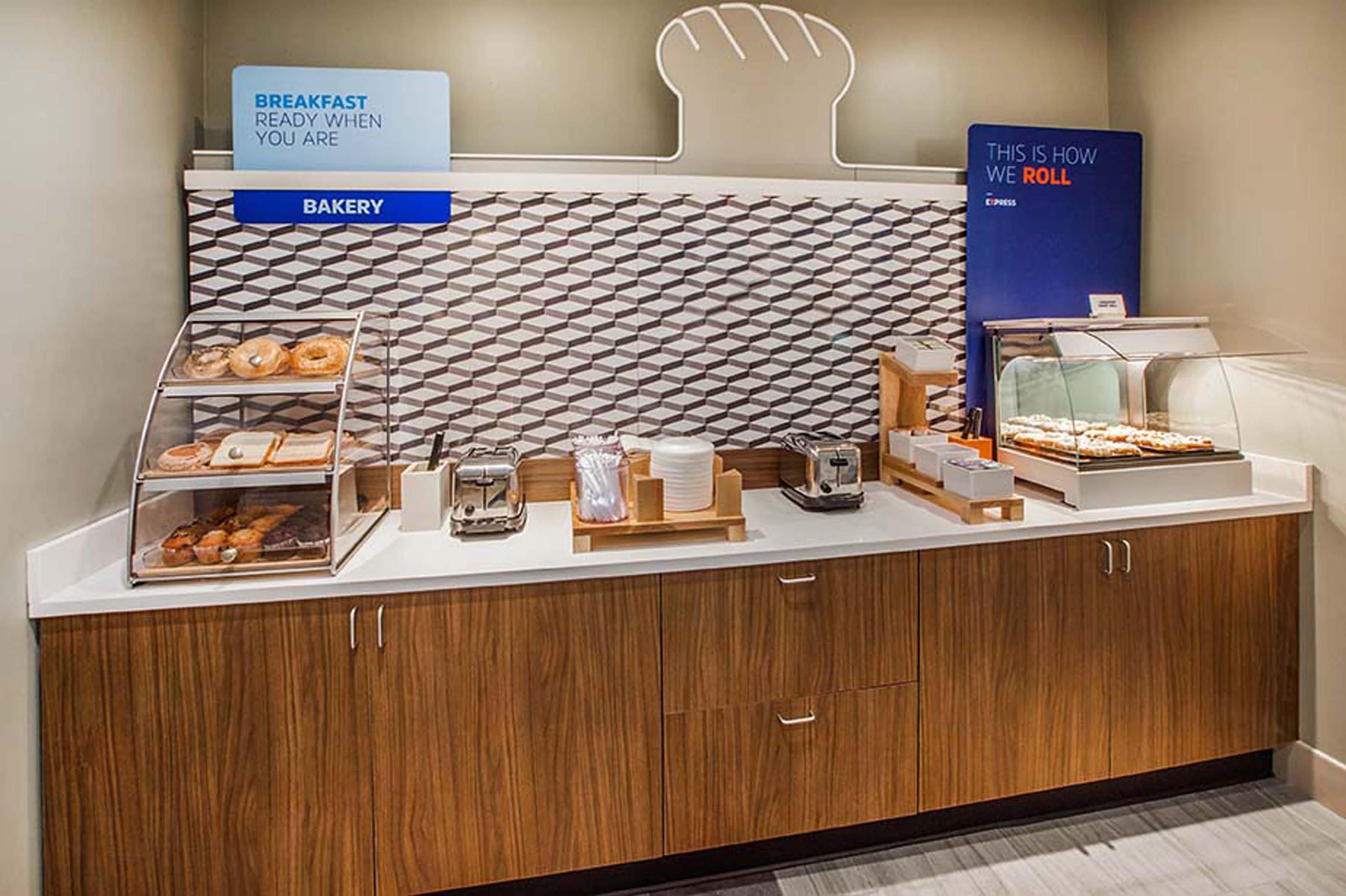 Holiday Inn Express & Suites North Dallas At Preston By Ihg Экстерьер фото